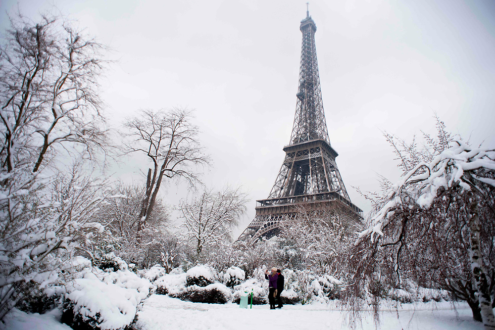 העיר הלבנה: מצלמים את השלג ליד מגדל אייפל בפריז (צילום: AFP) (צילום: AFP)