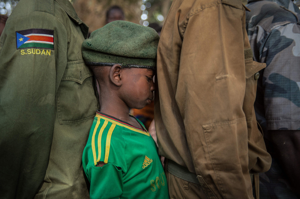 ילד-חייל ששוחרר מהצבא מחכה בתור באימביו, דרום סודן (צילום: AFP) (צילום: AFP)
