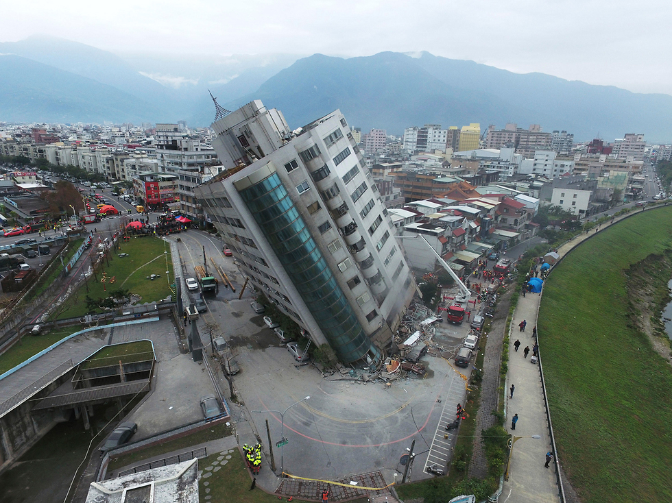 אחרי רעידת האדמה בהואליאן בטיוואן: מגדל שקומתו הראשונה קרסה (צילום: AP) (צילום: AP)