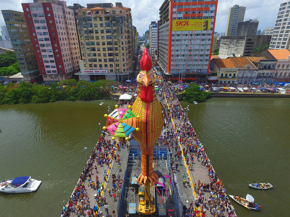 חגיגות הקרנבל ברסיפה, ברזיל. שני מיליון איש צפויים להשתתף (צילום: EPA) (צילום: EPA)
