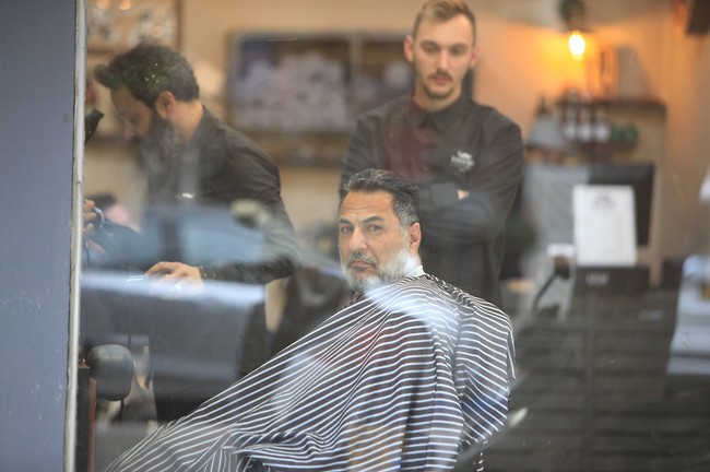 המבט האבהי. חיים כהן (צילום: מוטי לבטון) המבט האבהי. חיים כהן (צילום: מוטי לבטון)