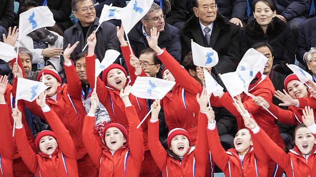 אוהדות צפון קוריאנות במהלך אולימפיאדת החורף האחרונה (צילום: MCT) (צילום: MCT)