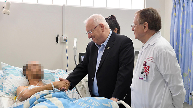 Президент Израиля Реувен Ривлин посетил раненых пилотов в больнице "Рамбам". Фото: Марк Найман, ЛААМ (Photo: Marc Neiman/GPO)