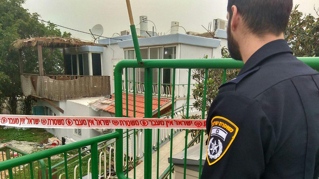 שוטר ליד הבית ביבנאל שבו אירעה הדקירה (צילום: משטרת ישראל) (צילום: משטרת ישראל)