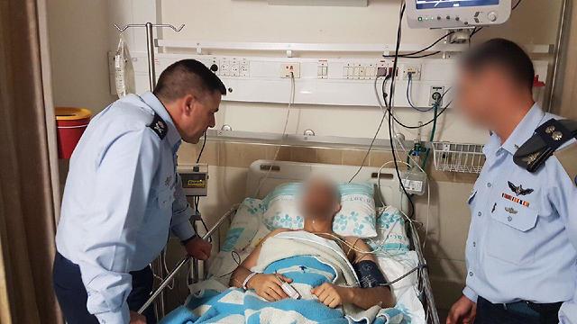 Амикам Норкин посещает раненого штурмана. Фото: пресс-служба ЦАХАЛа (Photo: IDF Spokesperson's Unit)