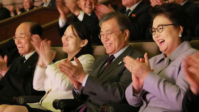 לצד נשיא דרום קוריאה (צילום: AFP) (צילום: AFP)