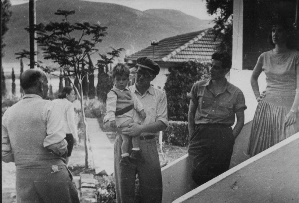 לאונרד ברנשטיין ואחותו, דוד שטנר ומיכאל בנו בעין חרוד 1946 (צילום: באדיבות אוסף דוד שטנר)