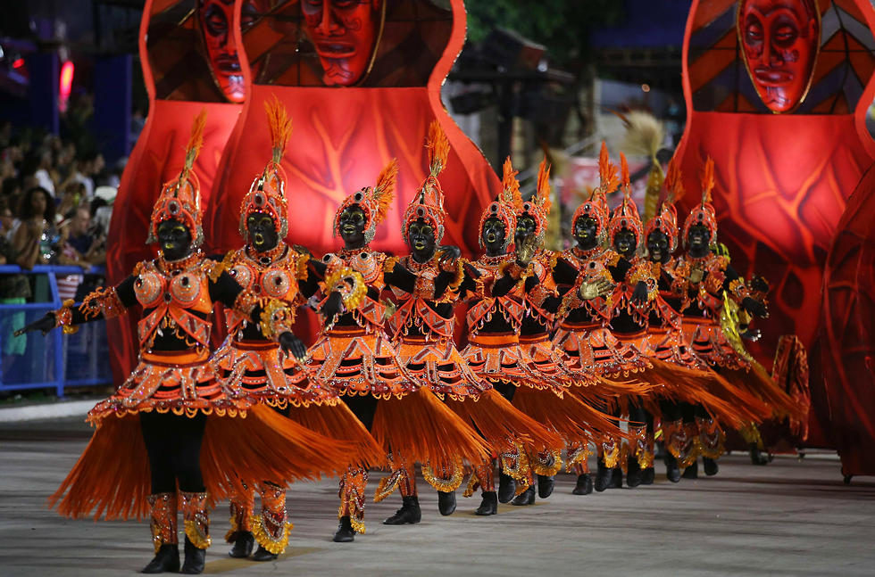 מתוך תהלוכות הקרנבל בברזיל (צילום: AP) (צילום: AP)