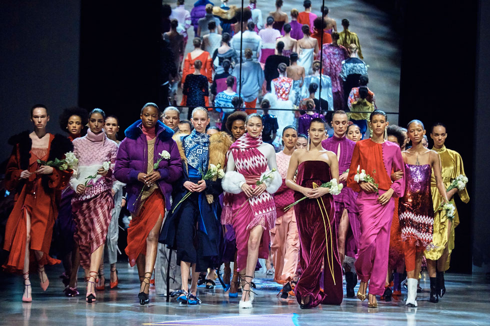לאחר שבעבר הציג חולצות טי עם כיתובים פמיניסטיים, המעצב פראבל גורונג חתם את תצוגת האופנה שלו עם דוגמניות אוחזות בוורדים לבנים, לאות סולידריות עם תנועת Time's Up (צילום: AP)