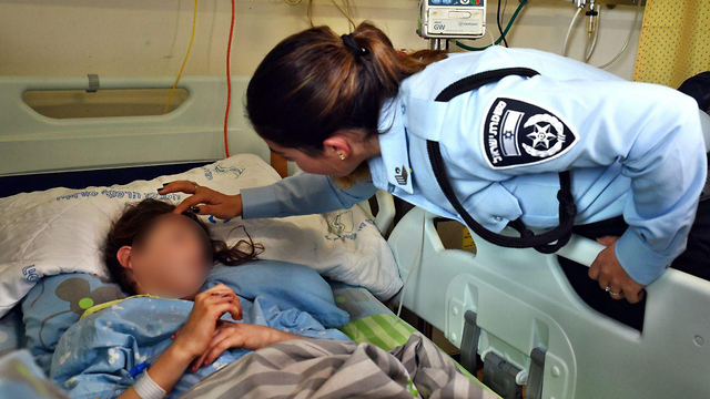 חנה עם השוטרת שהצילה את חייה (צילום: חיים הורנשטיין) (צילום: חיים הורנשטיין)