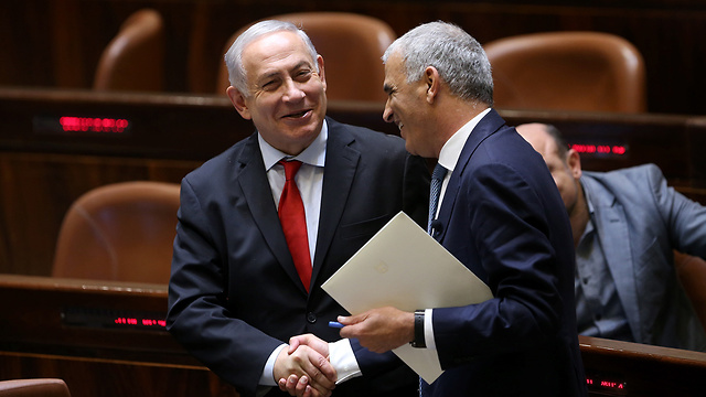Finance Minister Kahlon (R) said the only one capable of making the final decision on whether to indict PM Netanyahu was AG Mandelblit (Photo: Alex Kolomoisky)
