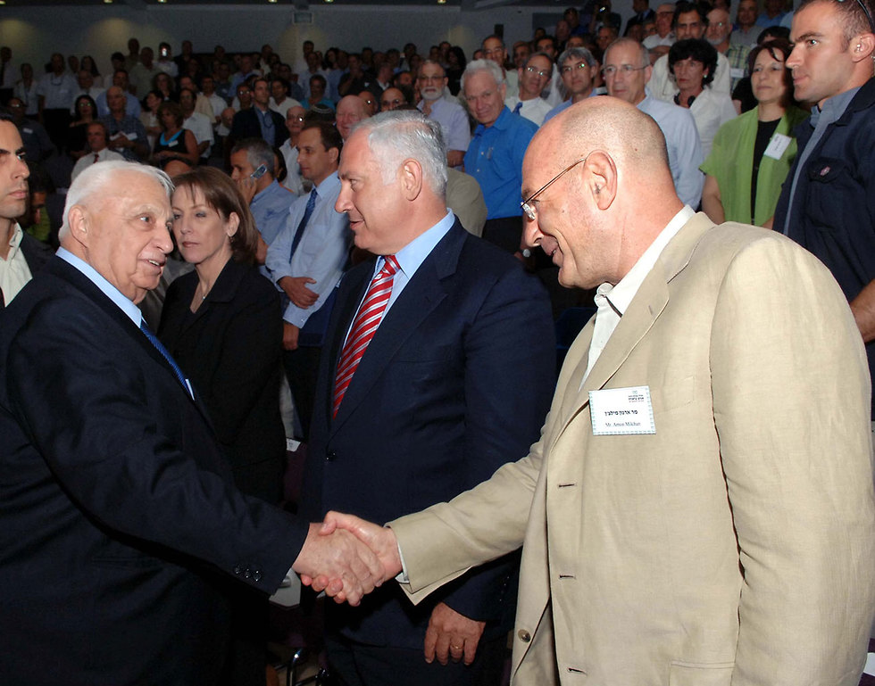 Milchan and Netanyahu with Ariel Sharon in a photo from 2005 (Photo: Moshe Milner/GPO)