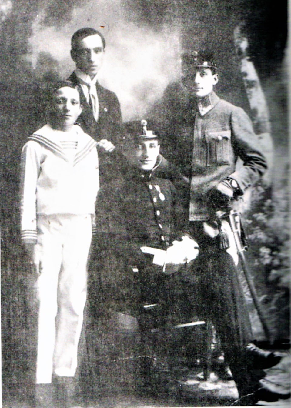 Слева направо: Эрвин с братьями Генрихом и Вильгельмом.