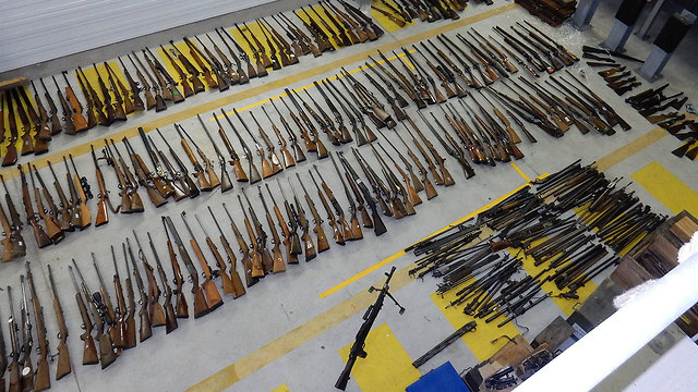 מאות רובים נתפסו על ידי אנשי המכס בעיר בולון-סור-מר (צילום: AP) (צילום: AP)