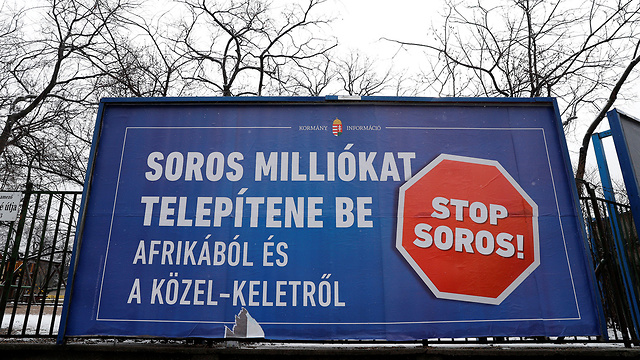 "לעצור את סורוס". שלטי מפלגת השלטון (צילום: רויטרס) (צילום: רויטרס)