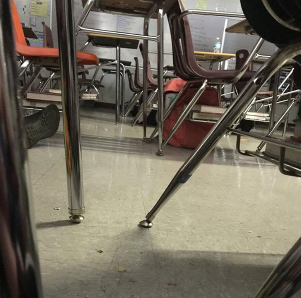 תמונה שפרסם אחד התלמידים בזמן שהתחבא בבית הספר ()