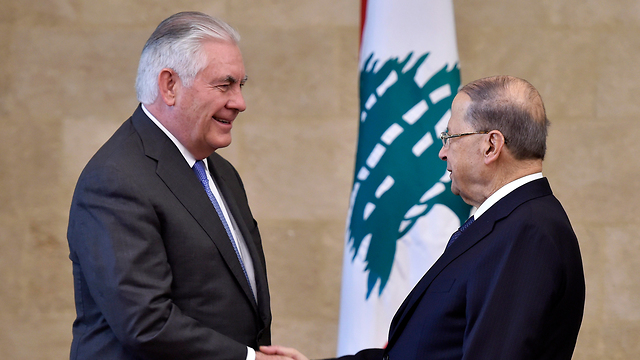 הנשיא הלבנוני עוון נכנס ולוחץ יד לטילרסון (צילום: EPA) (צילום: EPA)
