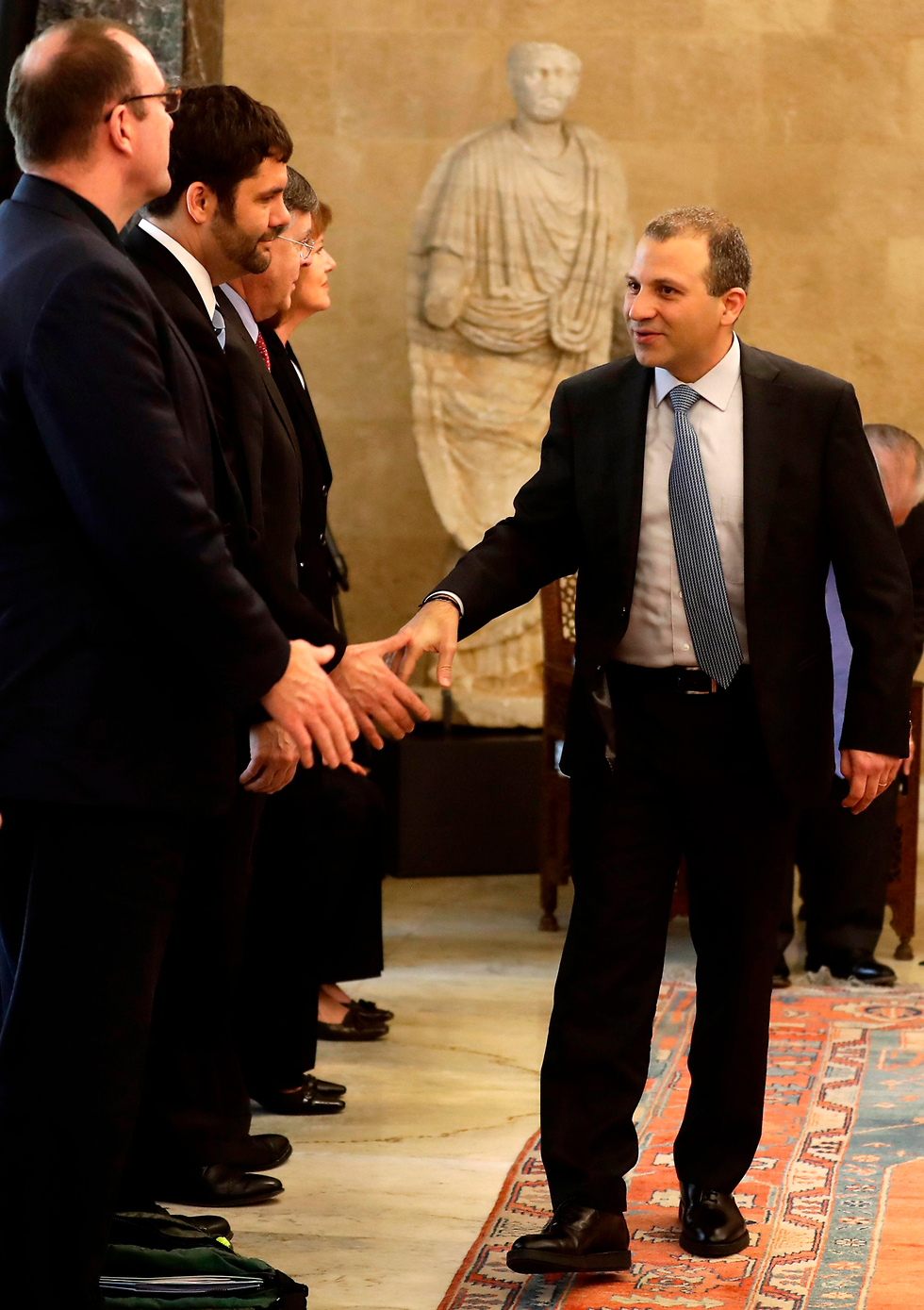 שר החוץ הלבנוני באסיל לוחץ יד למשלחת האמריקנית (צילום: AFP) (צילום: AFP)