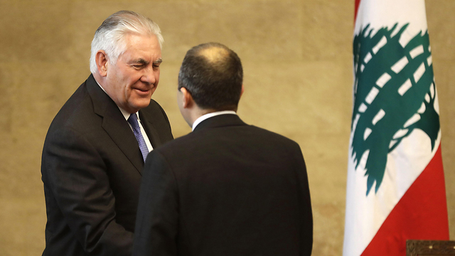 לוחץ יד לשר החוץ הלבנוני שניאות להגיע (צילום: AFP) (צילום: AFP)