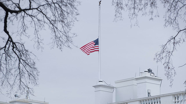 הדגל בחצי התורן בבית הלבן (צילום: EPA) (צילום: EPA)