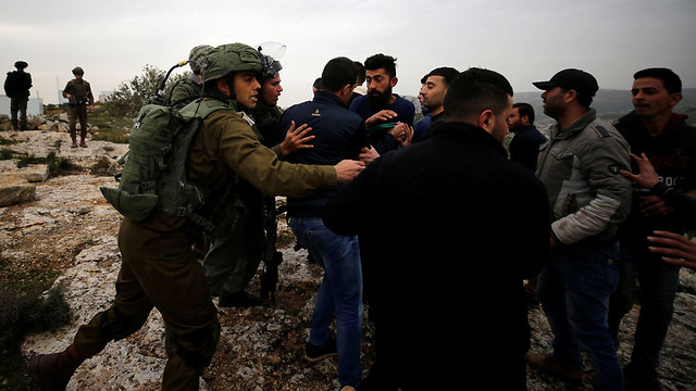 Palestinians clash with IDF soldiers in the territories. Constant friction (Photo: Reuters)