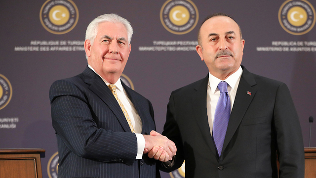 Непрочный союз: госсекретарь США Рекс Тиллерсон и его турецкий коллега Мевлют Чавушоглу, 2017 год. Фото: AP (Photo: AP)