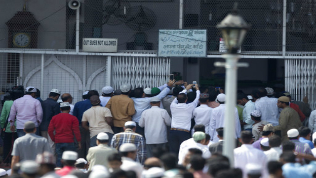 Indian Muslims crowd to snap a photo of Rouhani in Hyderabad (Photo: AP)