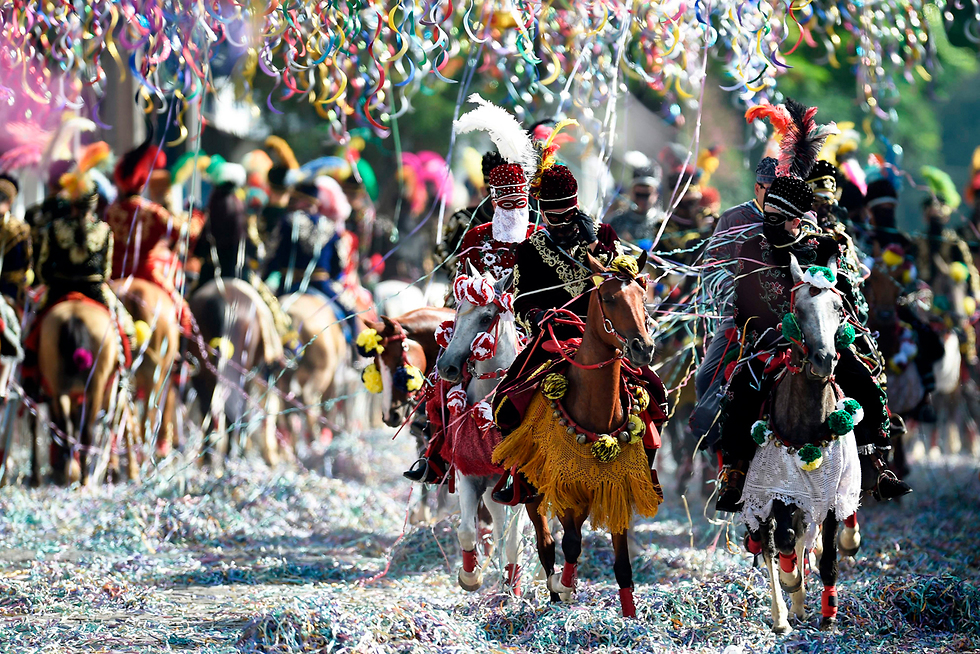 בונפים, ברזיל: רוכבים על סוסים בתלבושות קטיפה מסורתיות (צילום: AFP) (צילום: AFP)