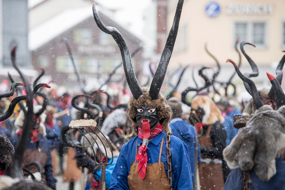 מתחפשים לשדים במצעד סואהודי המסורתי. איינזידלן, שווייץ (צילום: EPA) (צילום: EPA)