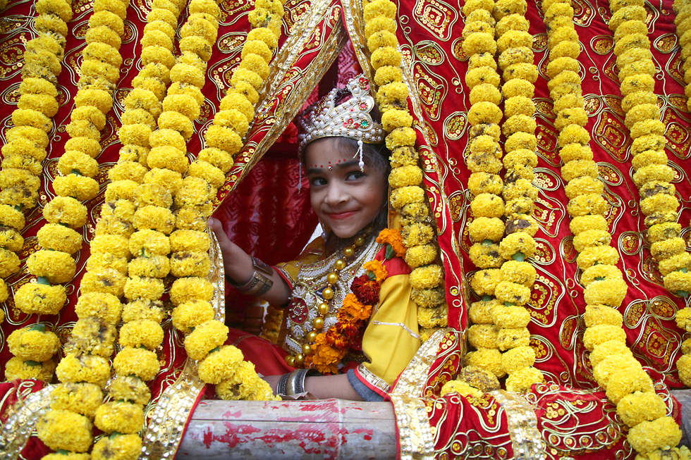 ילדה לבושה כאלה פרוואטי, בפסטיבל החג ההינדי מהא שיוורטרי בג'אמו, הודו (צילום: EPA) (צילום: EPA)
