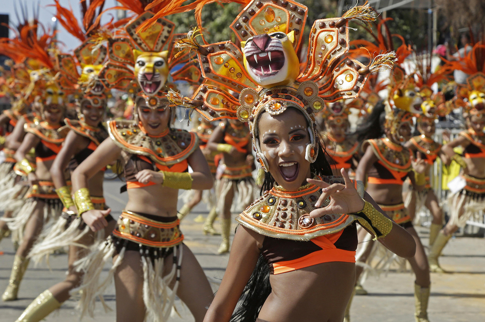 רקדניות בקרנבל בברנקייה, קולומביה (צילום: EPA) (צילום: EPA)