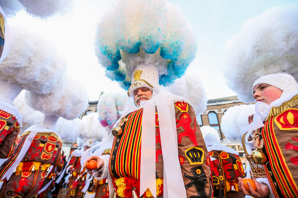 קרנבל בבנש, בלגיה: תלבושות מסורתיות וכובעים מנוצות יען (צילום: EPA) (צילום: EPA)