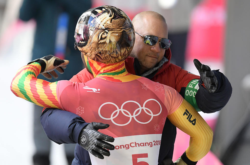 פרימפונג מתחבק עם מאמנו רגע אחרי התחרות (צילום: AFP) (צילום: AFP)