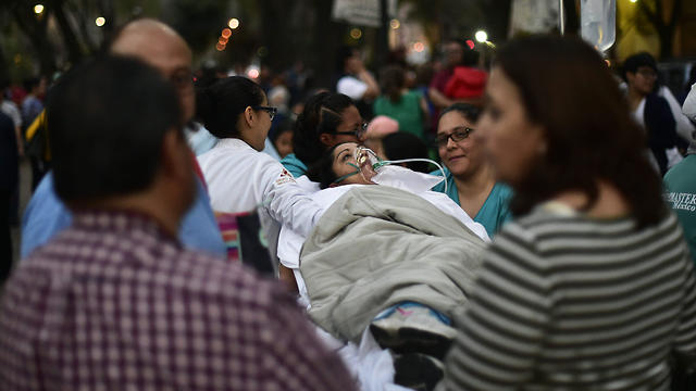 פינוי נפגעים מהרעידה (צילום: AFP) (צילום: AFP)