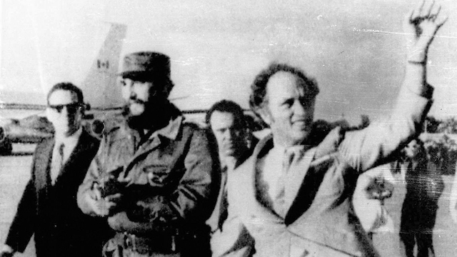 פייר טרודו ופידל קסטרו בהוואנה, 1976 (צילום: AP) (צילום: AP)