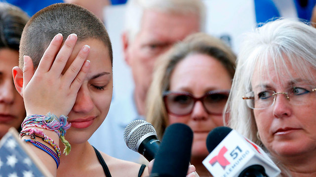 "תתבייש לך". אמה גונזלס, ששרה את הטבח בפלורידה (צילום: AFP) (צילום: AFP)