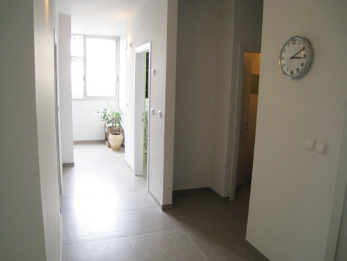 בין השיפוץ לשלב ההלבשה: המסדרון  מהכניסה לדירה ועד חדר העבודה  (צילום: דנה ליר אלעני)