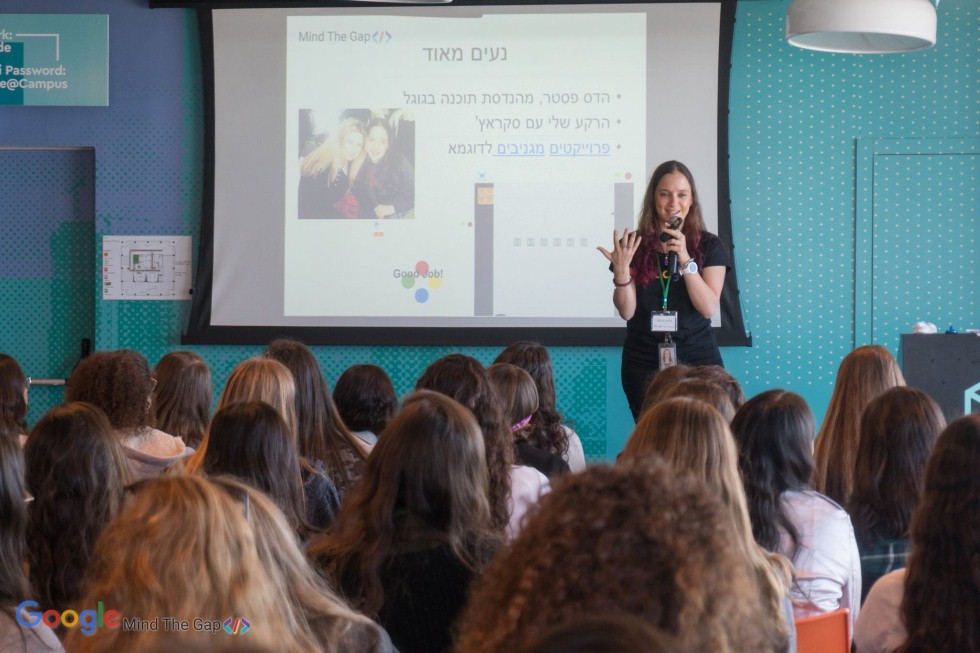 הדס פסטר, מרצה בפני נערות במשרדי גוגל ישראל (צילום:  באדיבות גוגל)