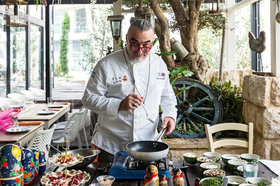 Chef Shaul Ben Aderet cooked Israeli foods (Photo: Yaron Brenner)