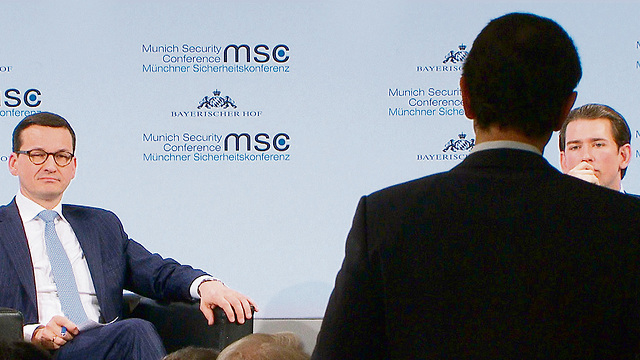Ronen Bergman (with his back to the camera) addressing Polish Prime Minister Mateusz Morawiecki (L) at the Munich Security Conference (Photo: Bayerischer Rundfunk 2018)