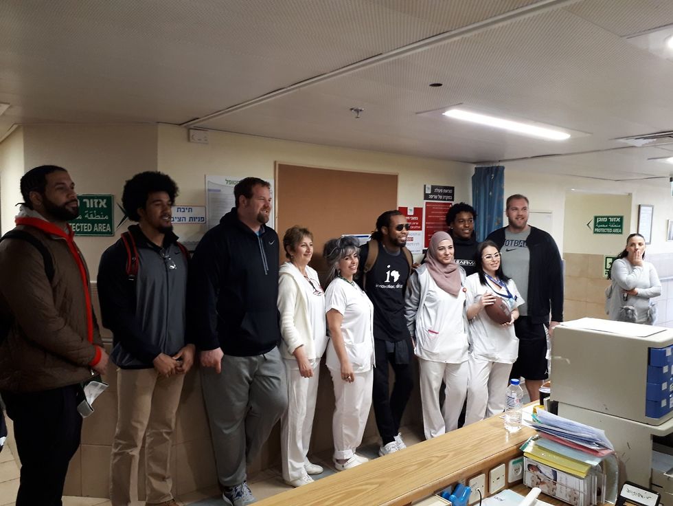 השחקנים בביקור בבית החולים "זיו" (צילום: "קולות אמריקאים בישראל") (צילום: 