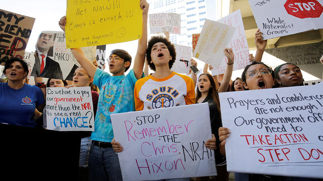 תלמידים מפגינים בפלורידה אחרי הירי (צילום: רויטרס) (צילום: רויטרס)