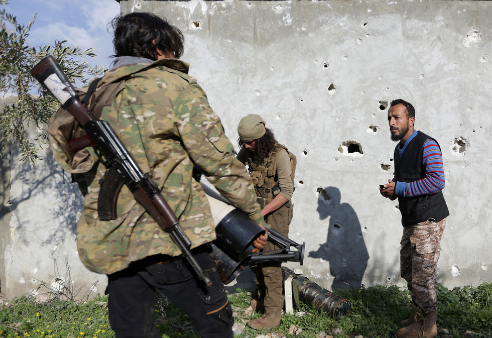 מורדים סורים שמסייעים לטורקיה נגד הכורדים (צילום: רויטרס) (צילום: רויטרס)