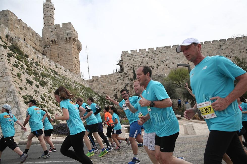 ראש עיריית ירושלים, ניר ברקת, במהלך "מרתון ירושלים" (צילום: יח"צ) (צילום: יח