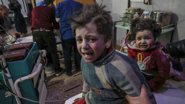 ילדים פצועים במזרח רוטה. אסד פושע מלחמה, אבל המוני סורים יחזרו לחיות תחת איום המוחאבראת (צילום: EPA) (צילום: EPA)