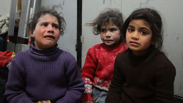 ילדים תושבי הפרבר המופצץ (צילום: AFP) (צילום: AFP)
