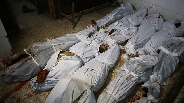 גופות אזרחים שנהרגו בהפגזות ברוטה (צילום: AFP) (צילום: AFP)