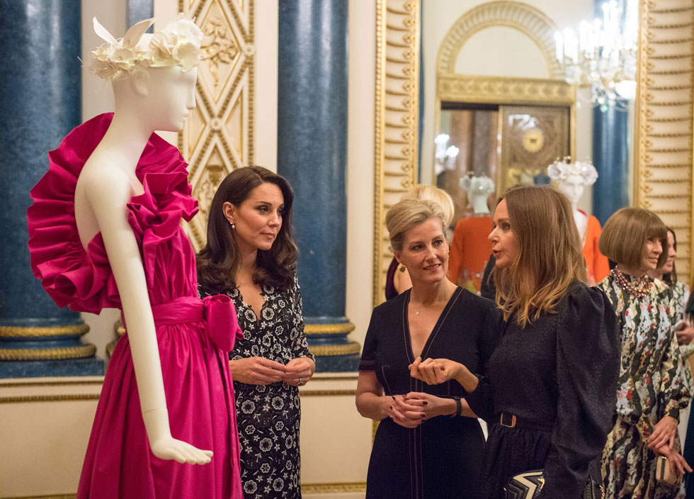 טעימה מלכותית. קייט מידלטון וסופי רוזנת ווסקס מארחות אנשי אופנה בארמון בקינגהם (צילום: Gettyimages)