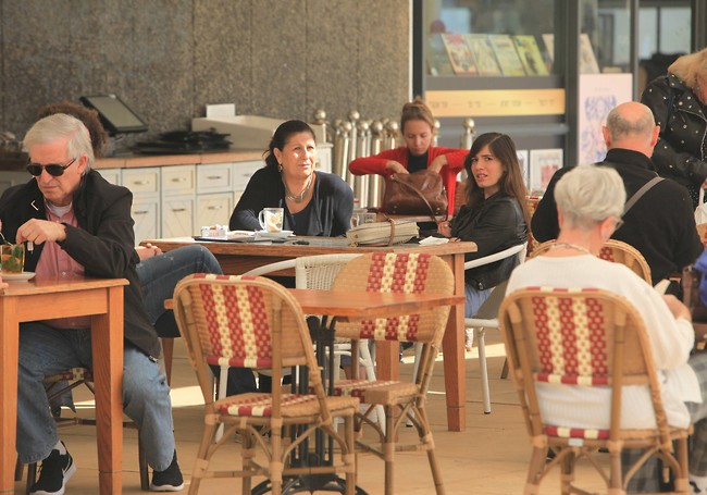 בין כל האנשים. חן אמסלם (צילום: מוטי לבטון) בין כל האנשים. חן אמסלם (צילום: מוטי לבטון)