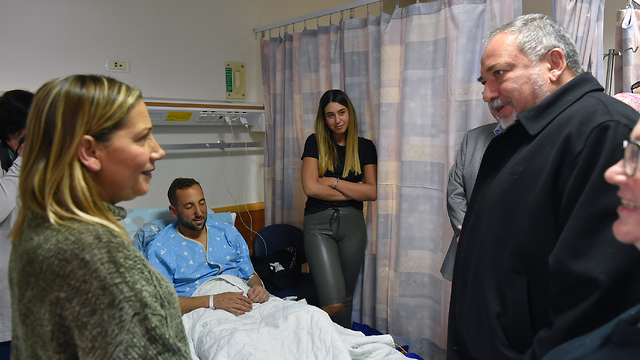 Minister Lieberman visits wounded soldiers (Photo: Ariel Harmoni/Defense Ministry)